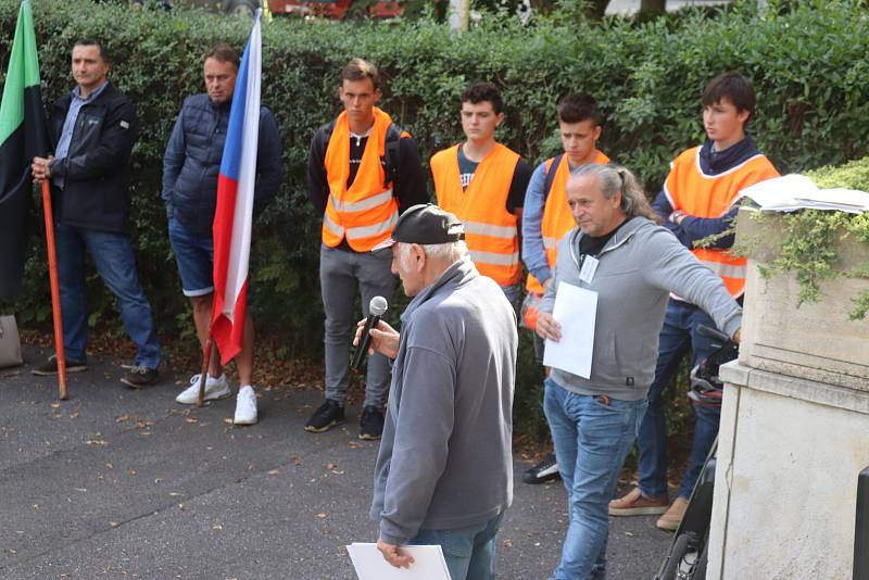 V Příbrami se protestovalo u ředitelství pobočky státního podniku DIAMO proti záměru rozebírání hald po těžbě uranu.