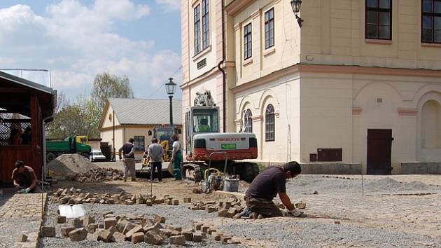 Oprava má být dokončena s posledním květnovým dnem a vyjde na 977 tisíc korun.