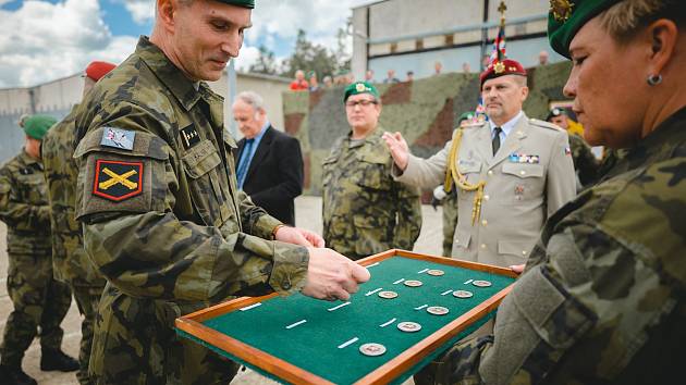 Ze slavnostního nástupu u příležitosti předání a převzetí funkce velitele 13. dělostřeleckého pluku v Jincích a jeho zástupce.