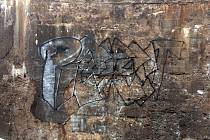 Na technické památce v srdci CHKO Brdy na dopadové ploše Jordán neznámý vandal posprejoval zeď.