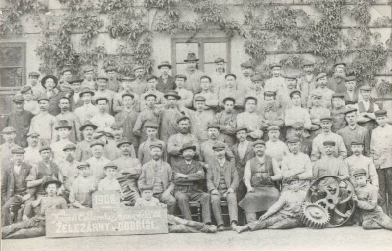 Zaměstnanci železáren ve Staré Huti na snímku z roku 1908.