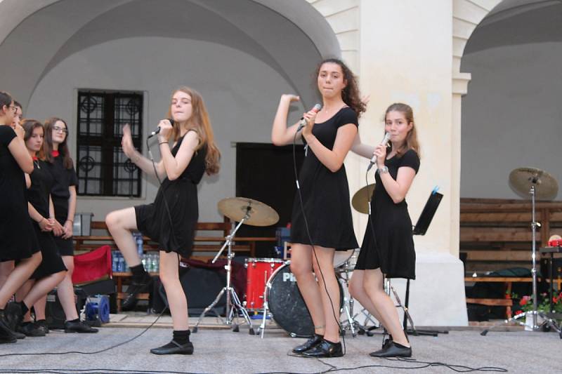 Z koncertu žáků All Hallows Catholic School na zámku v Březnici.