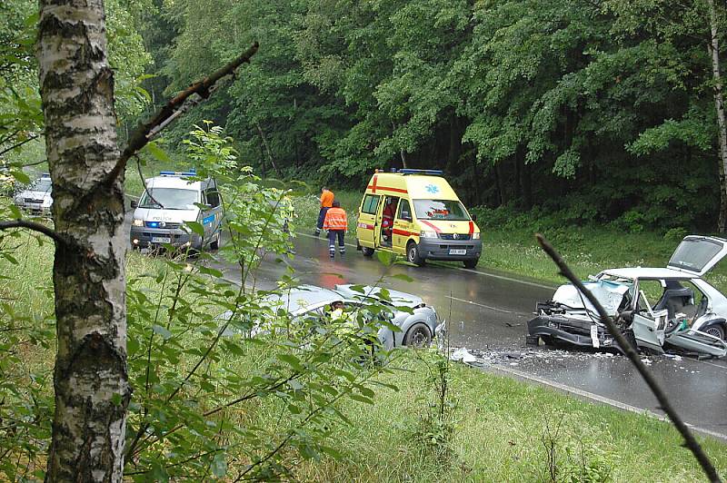 Nehoda dvou osobáků a autobusu mezi křižovatkou Háje a Milínem.