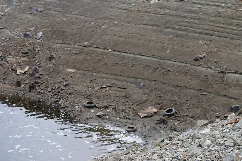 Pokles hladiny Vltavy na Orlické přehradě.