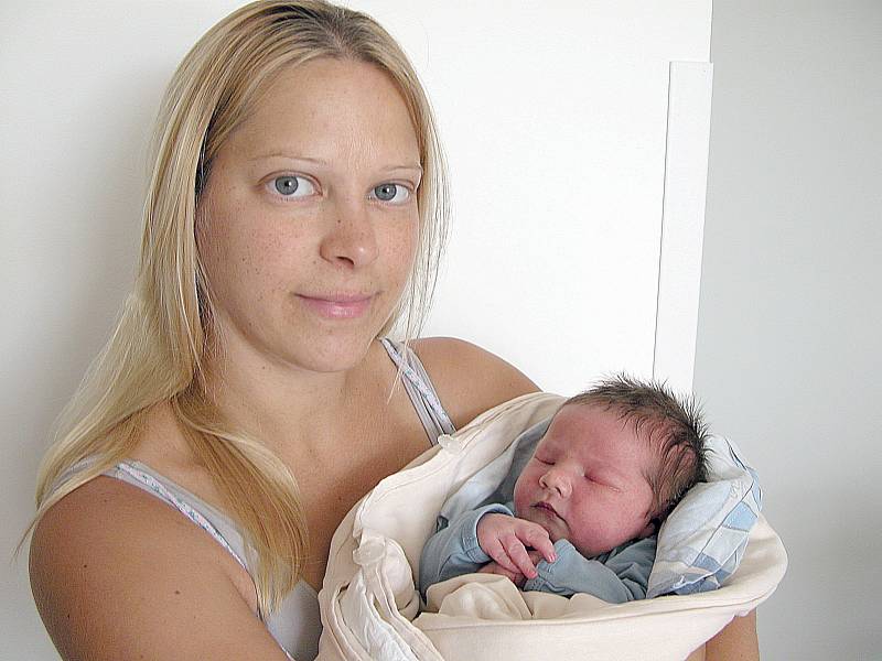 Domů do Mníšku pod Brdy si prvorozeného syna Lukase Beneše, který se narodil ve středu 29. července, vážil 3,47 kg a měřil 50 cm, odvezou maminka Daniela a tatínek Marek.