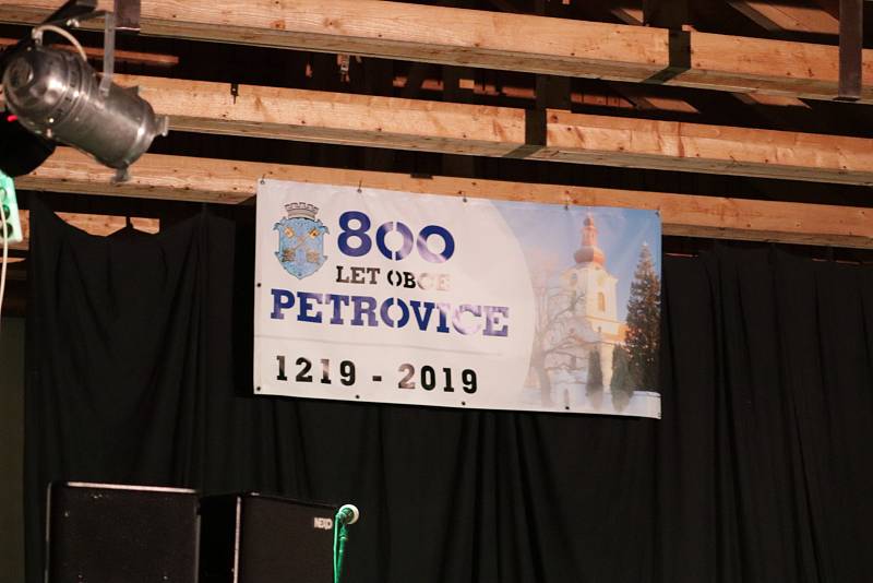 Petrovice si letos připomínají 800 let od první písemné zmínky o obci a přizpůsobily tomu i tradiční akce jako například letošní Petrovické řezbování.