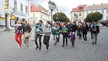V pondělí patřila Pražská ulice příbramským maminkám. Sešly se i se svými ratolestmi uvázanými v šátcích v rámci Světového týdne nošení dětí. 