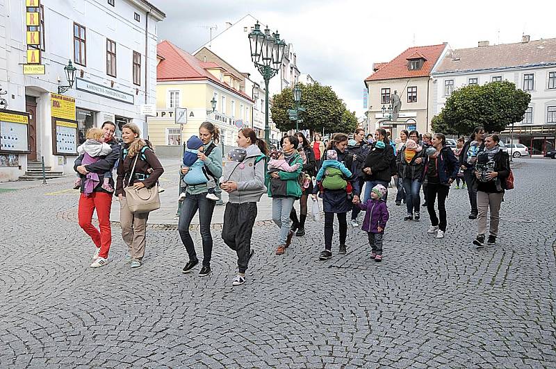 V pondělí patřila Pražská ulice příbramským maminkám. Sešly se i se svými ratolestmi uvázanými v šátcích v rámci Světového týdne nošení dětí. 