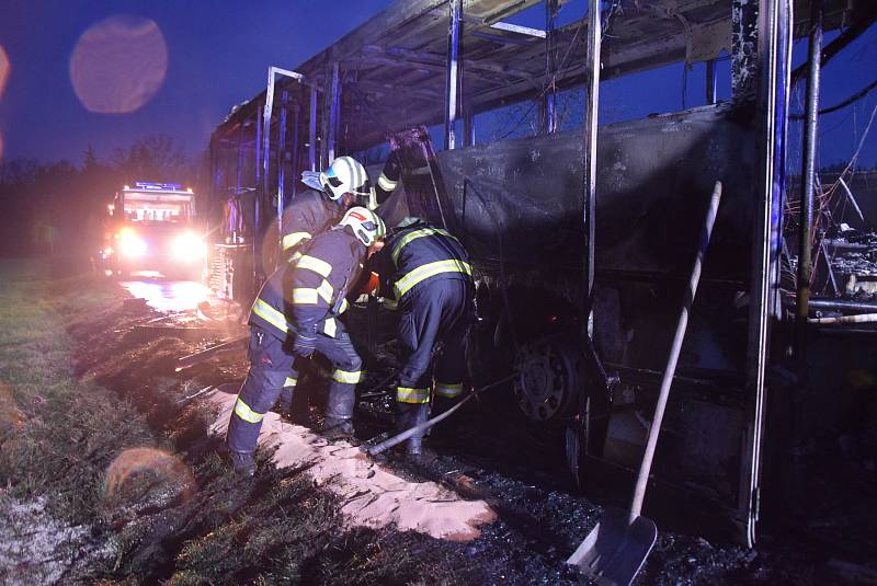 Přestože první jednotka byla na místě asi po dvanácti minutách od ohlášení požáru, autobus už byl plameny zasažen v plném rozsahu.