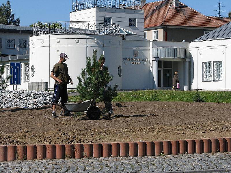 Úpravy kruhového objezdu u příbramského archivu