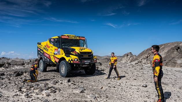 Tým Martina Macíka se posunul v pořadí Dakaru