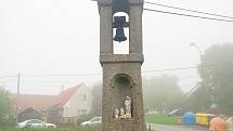 Kamenná zvonička v Hrazanech z roku 1873