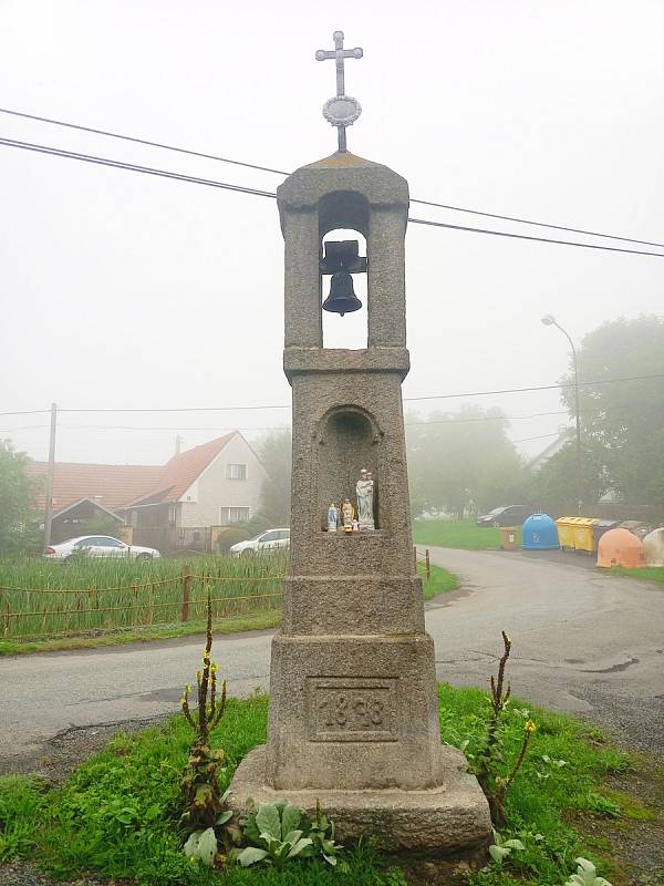 Kamenná zvonička v Hrazanech z roku 1873