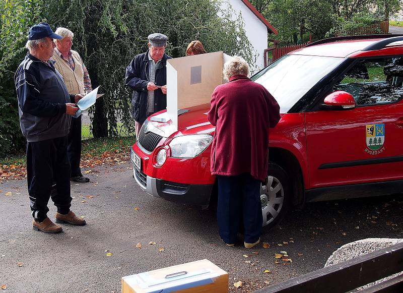 Volby se v Pozdyni na Hvožďansku tradičně odehrávají na návsi u kapličky pod lípami.