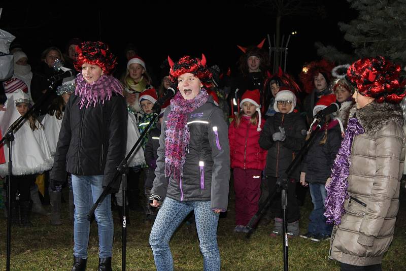 Rozsvěcení stromečku o prvním adventním svátku si užily děti ze Základní školy a mateřské školy Stará Huť, zpívaly a tančily v maskách a potom si společně s menšími dětmi stromek ozdobily.