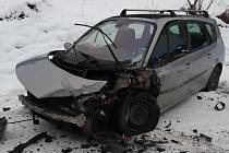 Dopravní nehoda osobního automobilu a autobusu v Záborné Lhotě.