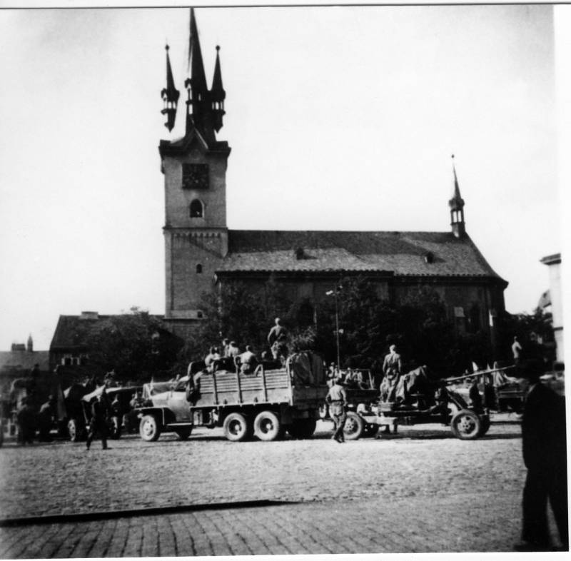 Sovětští protiletadloví dělostřelci na hlavním příbramském náměstí dne 11. 5. 1945 s automatickým 37 mm protiletadlovým kanónem vz. 1939, před útokem na Slivici. 