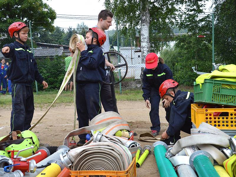 O tři putovní trofeje se zápolilo ve třech kategoriích: družstva dětí, žen a mužů. Kromě zástupců 7. okrsku z Jinec, Čenkova, Ohrazenice a Křešína přijeli i hosté z Kardavce, Hluboše, Hostomic, Jánské a Dobříše.