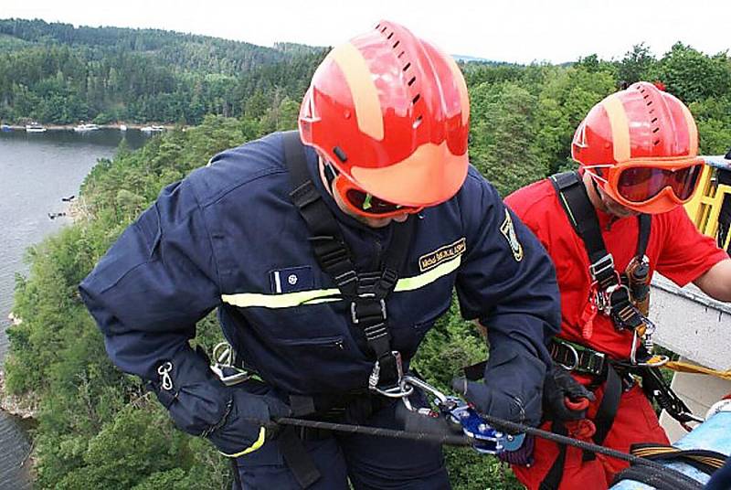 Příbramští dobrovolní hasiči cvičili na přehradě.