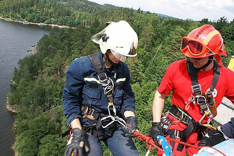 Příbramští dobrovolní hasiči cvičili na přehradě.