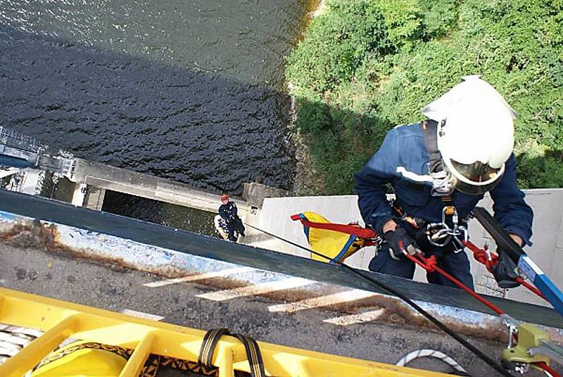 Příbramští dobrovolní hasiči cvičili na přehradě.