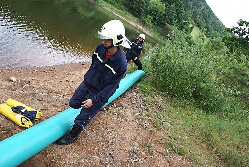 Příbramští dobrovolní hasiči cvičili na přehradě.