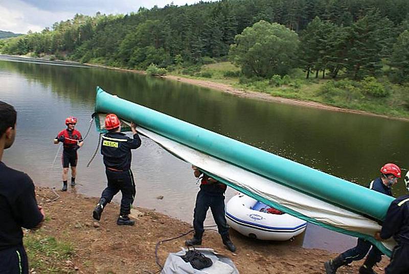 Příbramští dobrovolní hasiči cvičili na přehradě.