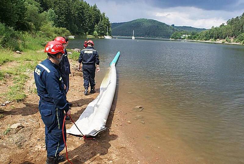 Příbramští dobrovolní hasiči cvičili na přehradě.