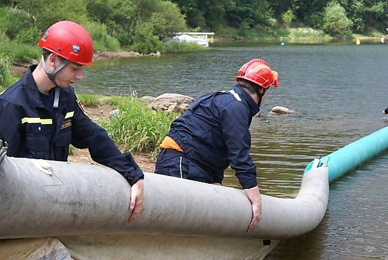 Příbramští dobrovolní hasiči cvičili na přehradě.