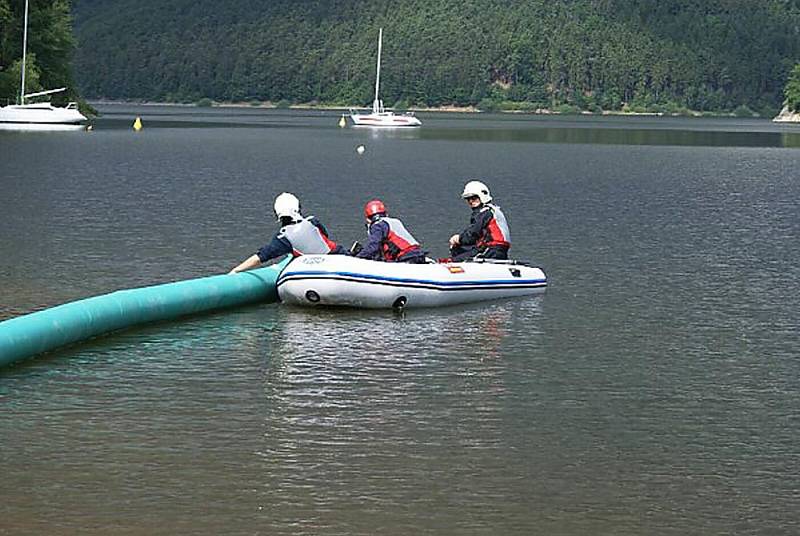 Příbramští dobrovolní hasiči cvičili na přehradě.