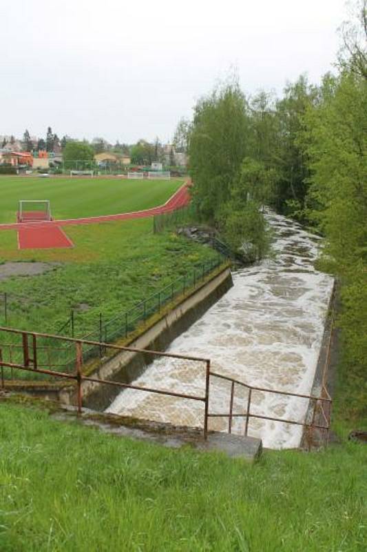 Zvýšená hladina Sedleckého potoka a potoka Mastník v Sedlčanech v polovině května 2021.