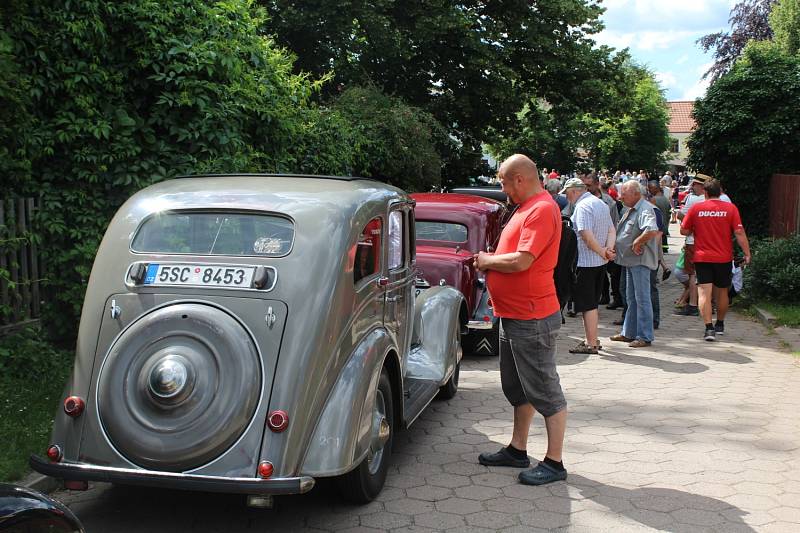 V Petrovicích u Sedlčan si dali už potřetí dostaveníčko milovníci historických vozidel.