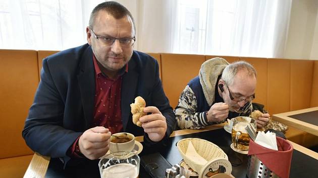 Poslanec Lubomír Volný (vlevo) v restauraci Malý Janek v Jincích na Příbramsku, která i přes zákaz zůstala v pátek 18. prosince 2020 otevřená.