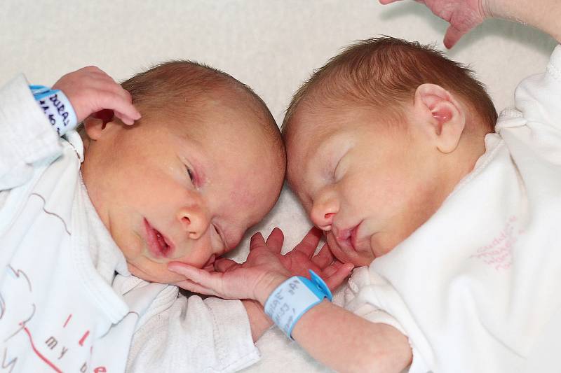 Mikuláš a Jonáš Durajovi se narodili 1. října 2021 v Příbrami. Mikuláš vážil 2340 g a Jonáš 2260 g. Doma v Dobříši je přivítali maminka Jana a tatínek Matouš
