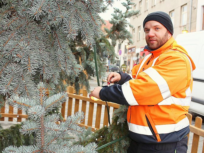 Příbramské technické služby při zdobení vánočního stromu na Václavském náměstí. 