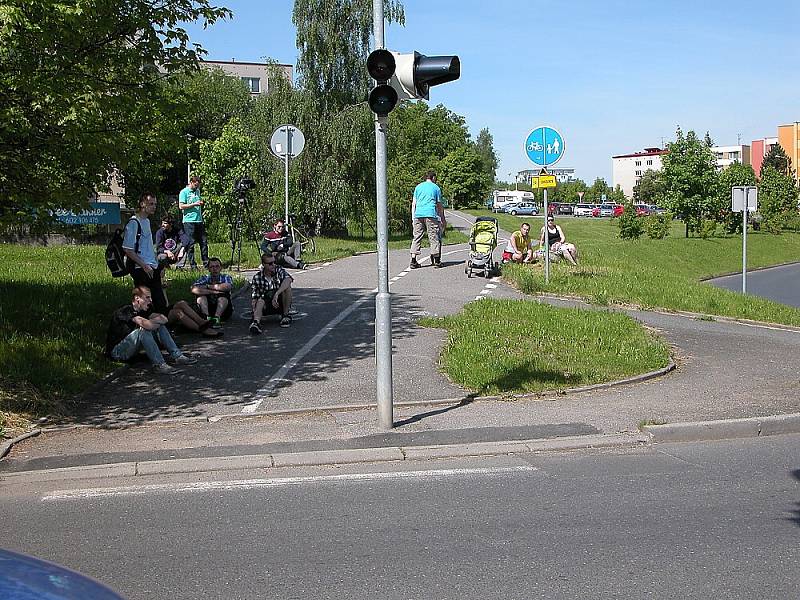 Soutěž dopravních policistů Středočeského kraje v Příbrami. Se zájmem přihlíží veřejnost.