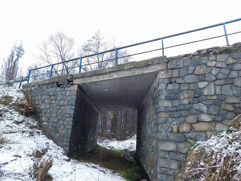 Most na silnici I/18 v Oborech vede přes potok Strupina.