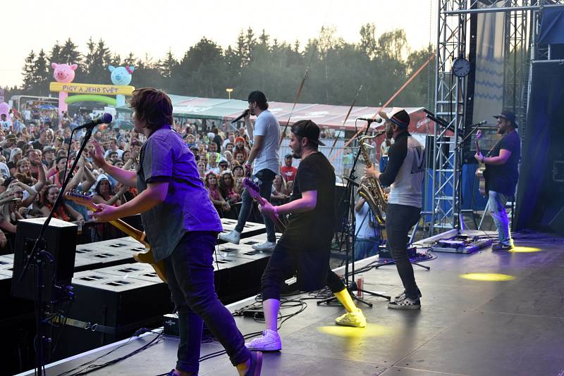 Letní festival v příjemném prostředí, přímo na pláži, byl v tropickém počasí volbou několika tisíců návštěvníků. Foto: Ondřej Navrátil