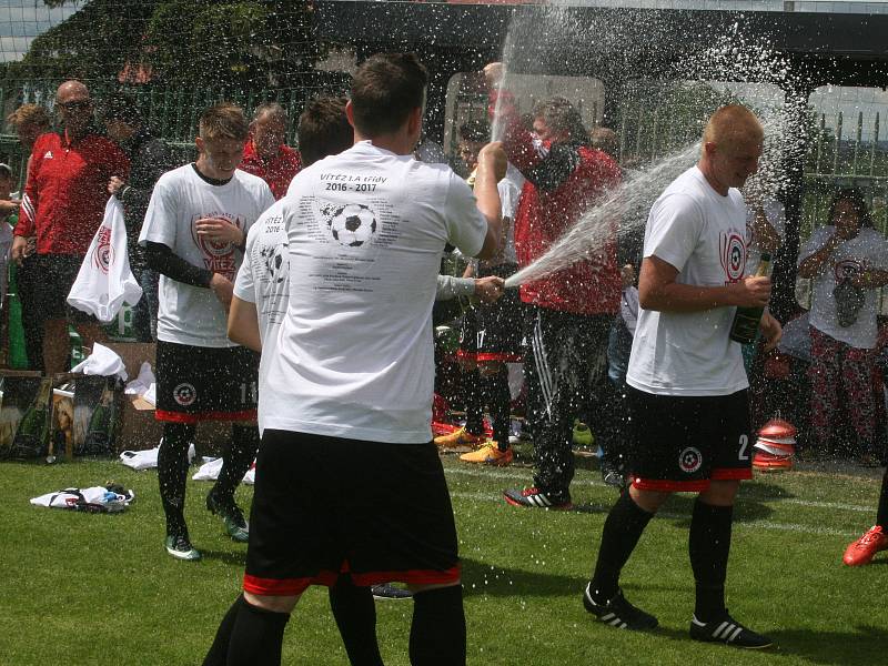 Fotbalisté Spartaku Příbram na domácím hřišti v posledním kole sezony zvítězili nad Všenory 2:0 a slaví postup do krajského přeboru.