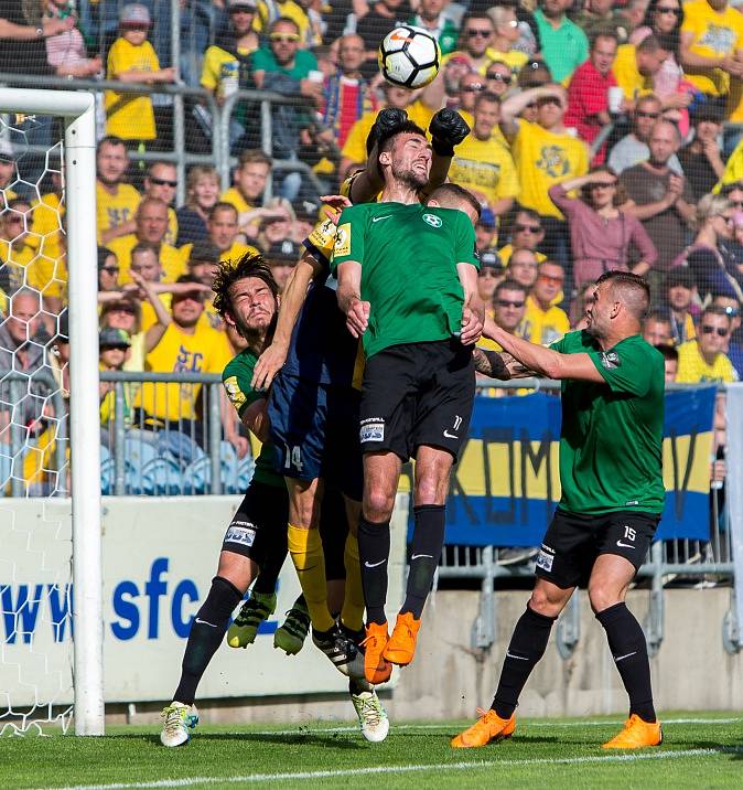 Šlágr FNL - Opava (ve žlutomodrém) remizovala s Příbramí 1:1, hosté si tak stejně jako o pár dnů dříve domácí zajistili postup do první ligy.