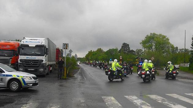 Okolo 40 milovníků motorek zahájilo společně s policií sezónu 2019 akcí věnovanou bezpečnosti. Archivní foto. 