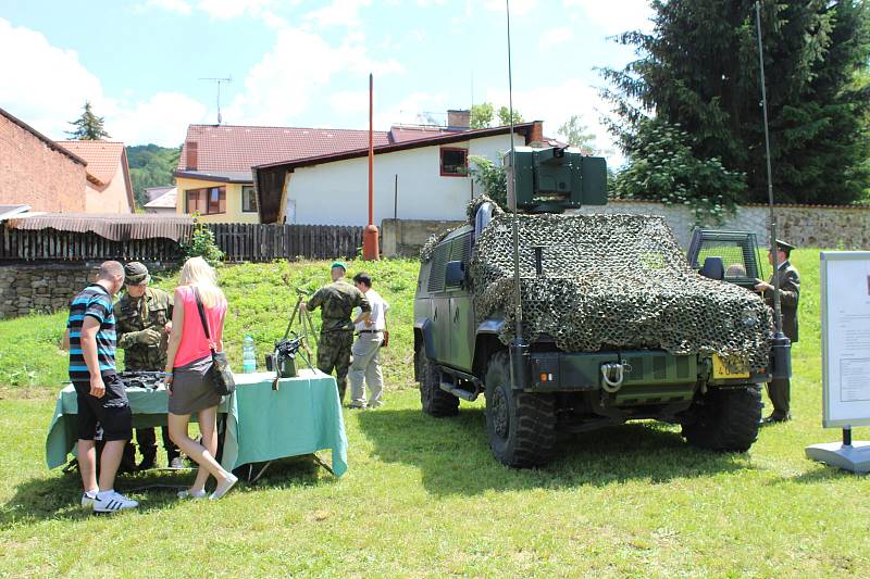 Již 9. ročníku tradičních Jineckých slavností se účastnila také Armáda ČR. Na akci byla výstava vojenské techniky a střílelo se i z malého děla.