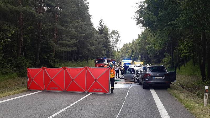 Z nehody tří vozidel nedaleko Příbrami, při které zemřeli dva lidé.