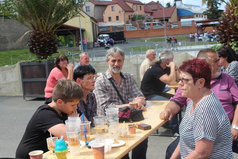 Čtvrtý ročník Rybího festivalu v Dobříši letos navštívilo přes dva tisíce lidí.Podle organizátorů akce jich letos přišlo výrazně méně, než v loňském roce.