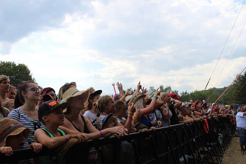 Letní festival v příjemném prostředí, přímo na pláži, byl v tropickém počasí volbou několika tisíců návštěvníků.