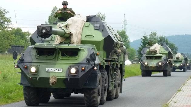 Samohybné kanónové houfnice DANA při přesunu.