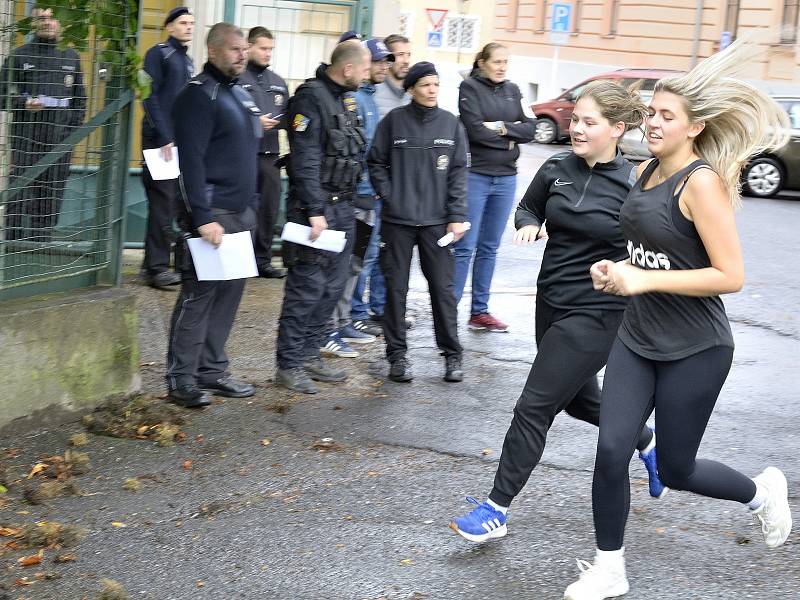 Z projektu Přes bariéry s policií v Příbrami. Fyzické testy dělali studenti střední zdravotnické školy.