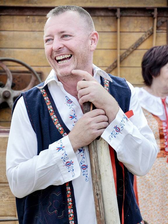 Lidé v Obecnici oblékli kroje a po letech oslavili dožínky. 