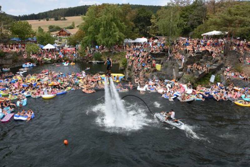 Otevřené mistrovství České republiky v cliffdivingu vzhledem k horkému a slunečnímu počasí přilákalo tisíce diváků.