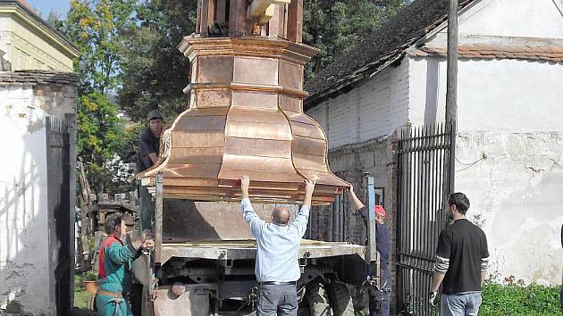 Novou věž na Radíč přivezl náklaďák a pak už musel precizní práci provést jeřábník